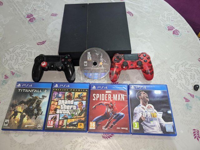 PS4 1tb et 2 manettes et 5 Cds prix fix
