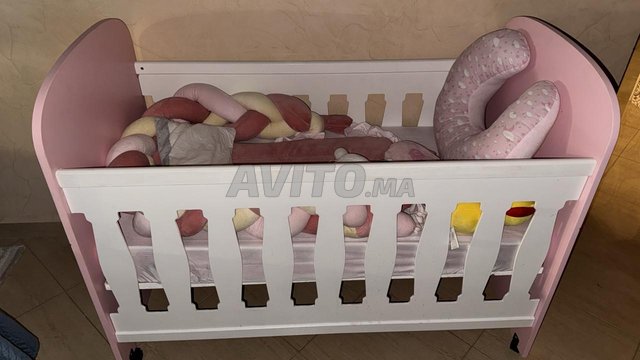 Lit bébé fille avec matelas 