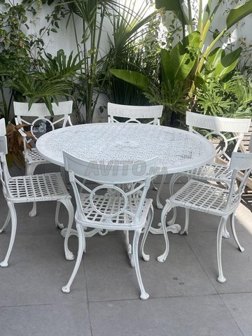 Belle table à manger  intérieur / extérieur 