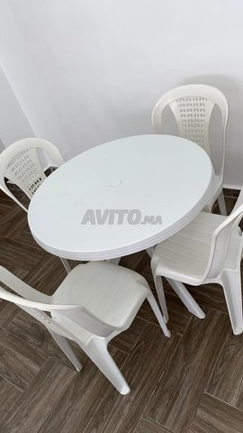 Table ronde de la marque Atlas 