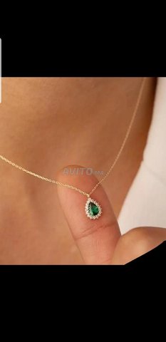 Collier avec pierre vert 
