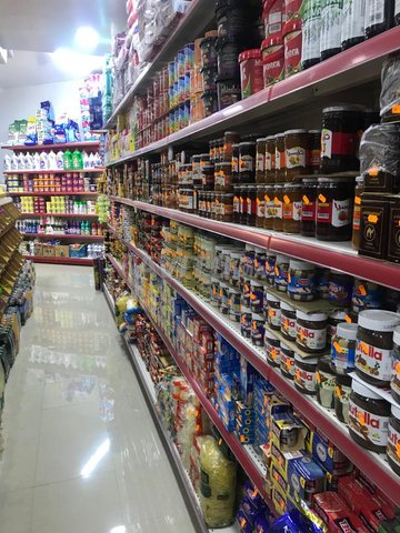 le rayonnage super marché crémé et noire AA