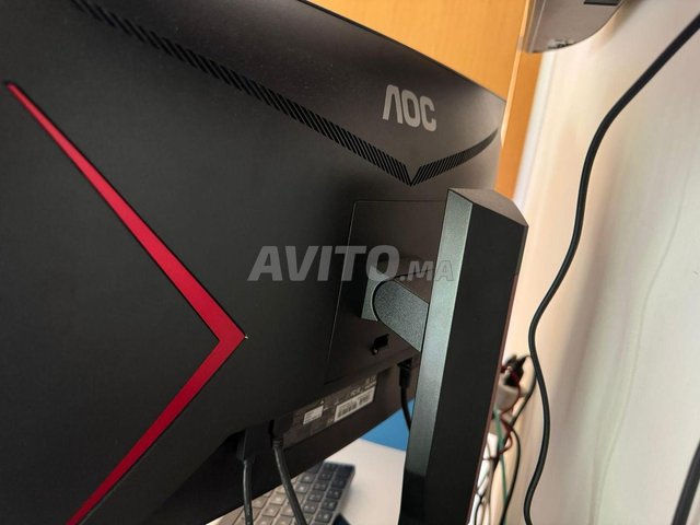 AOC gaming monitor 165 hertz avec support.