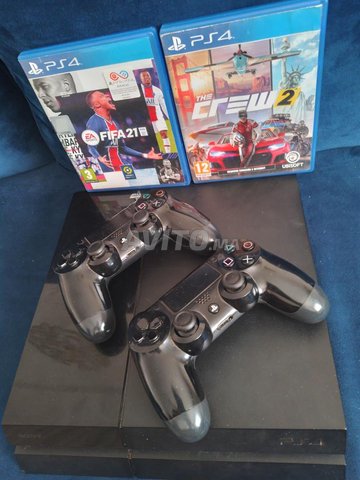 ps4 neuf avec 2manette et 2cd ps4