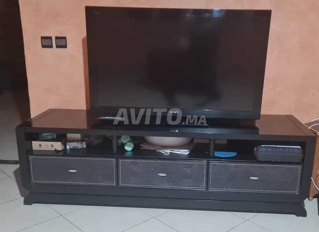 Meuble TV noir avec 3 grand tiroirs 