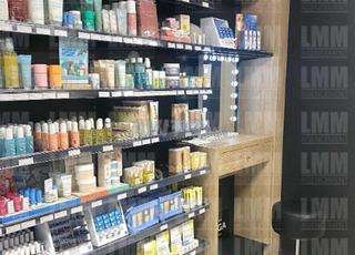 رفوف صيدلية مبتكرة – تصميم مثالي لتوفير المساحة