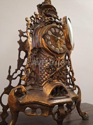 Vente d'une horloge antique en cuivre rouge