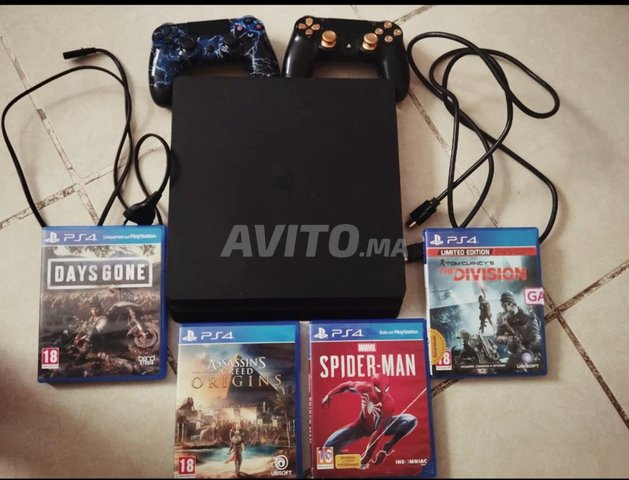 ps4 slim 500go et 4 CD et 2 Manettes et chargeur