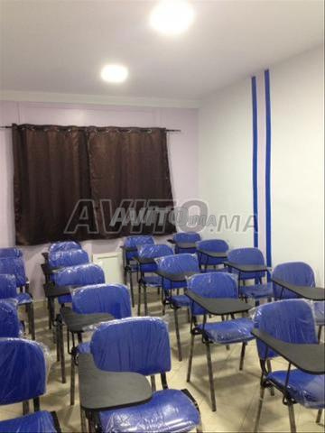 كرسي ISO من القماش ومكتب خشبي