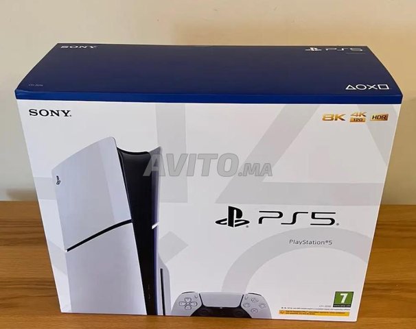 PS5 Slim Neuve, avec 2 manettes. Jamais utilisée.