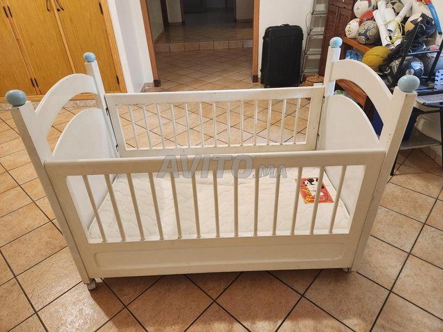 lit de bébé, matela et socle à voile