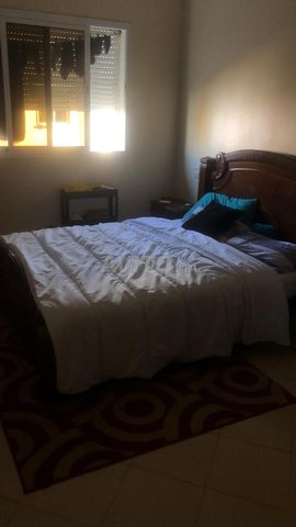 Matelas et cadre avec 2 tables de chevet