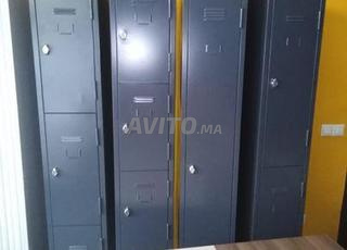 وحدة واحدة وخزانة ملابس معدنية