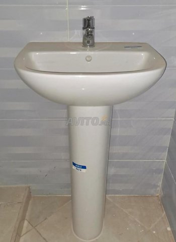 lavabo la marque roca avec robinet 
