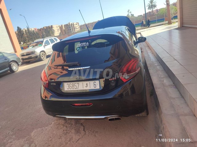 Voiture Peugeot 208  à Marrakech  Essence