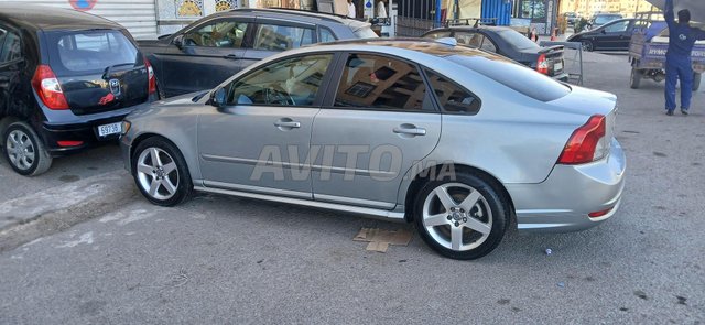 Volvo s40 2010 essence1.6 r-design bon état