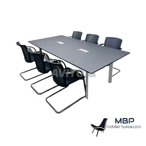 Table réunion finition cuir avec passe câble