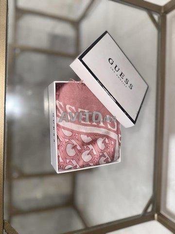 Écharpe guess