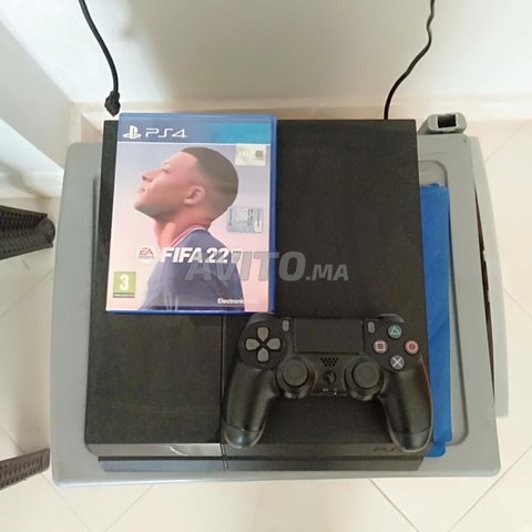 PS4 Fat 1TB avec un cd fifa 22 et une autre cd 