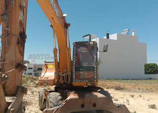 poclain case sur pneu wx165