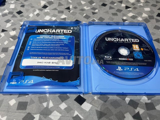 PS4 pro 2 manettes 2 CD