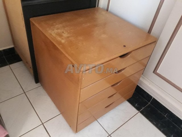 meuble marron avec tirroirs