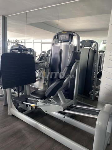 Leg press machine