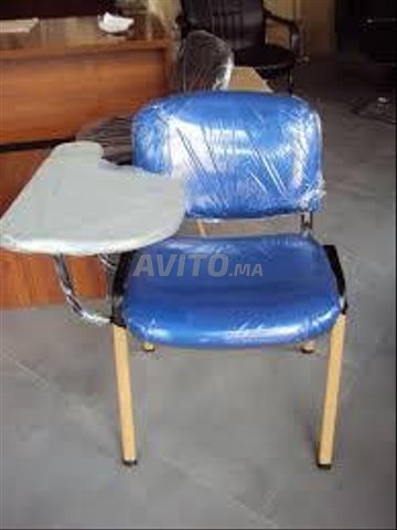 Chaise avec écritoire fixe et rotative & table