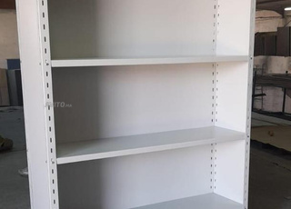 Étagère avec fond et parois en métal 