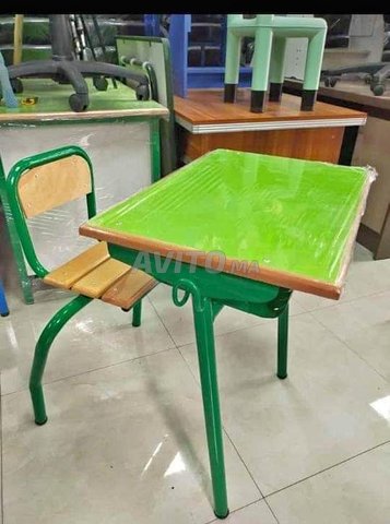 table avec pupitre/chaise semi métallique dispoooo