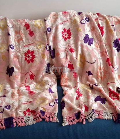pouf traditionnel marocain et rideau Mobraa