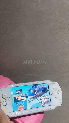 PSP Slim En Trés Bonne Etat Avec 10 Jeux