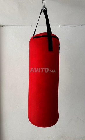 Sac de frappe rouge et 2 pairs des gants de boxe