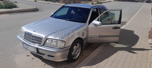 Mercedes-Benz 220 occasion Diesel Modèle 