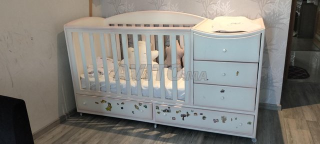 lit pour bébé avec table à langer et tiroirs 