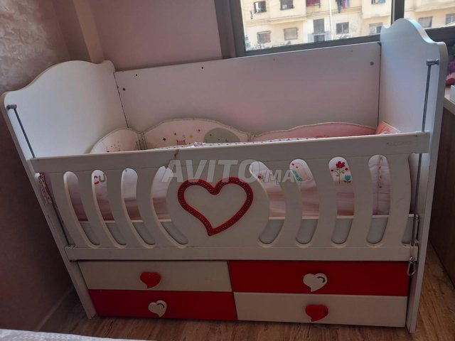 Lit bébé en bon état avec matelas
