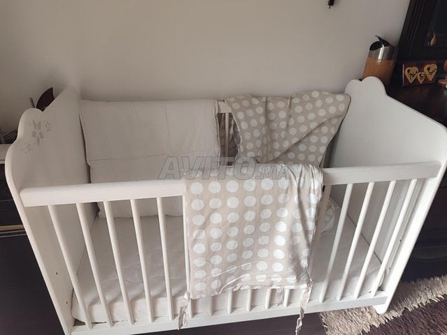 lit avec matelat couette couvre lit et tour lit