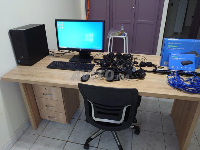 Bureau, PC  i5, des casques Jabra