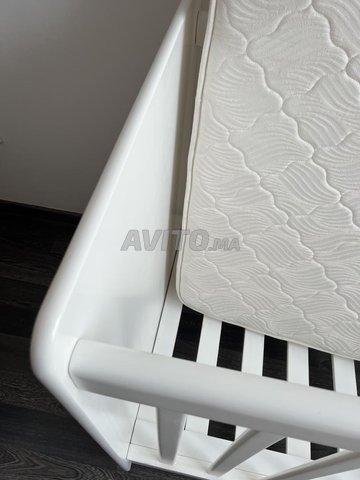 Lit bébé avec matelas et mobile 