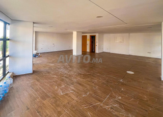 مكتب بمساحة 106 م² على الواجهة مع إطلالة على واد سبو