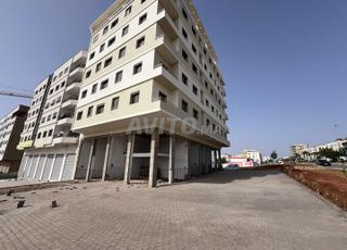 مقهى ذو واجهتين على البوليفارد