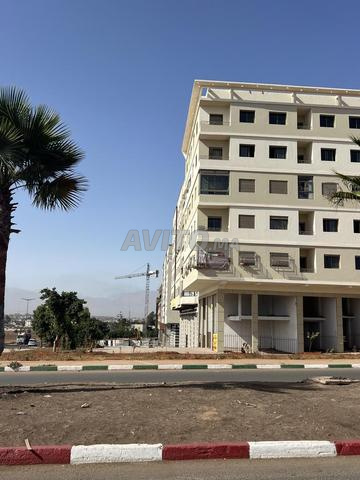 مقهى ذو واجهتين على البوليفارد