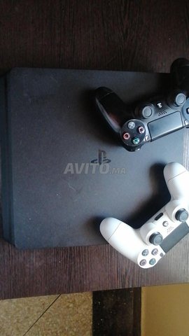 Ps4 slim avec 2 manettes marrakech bon état 