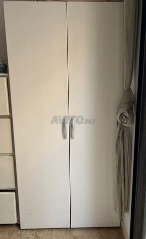 armoire modèle kitea en très bon état 