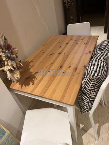 SALLE A MANGER AVEC 4 CHAISES TRES BON ETAT