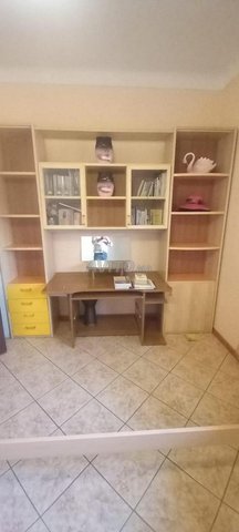 Bureau et armoires en très bon état,