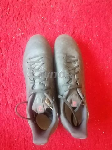 CHAUSSURES DE FOOTBALL  NOIR ET ROUGE Taille 42