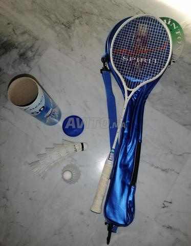 Raquette de badminton et volants. 