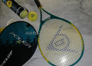 Raquette de tennis Dunlop et balles de tennis. 