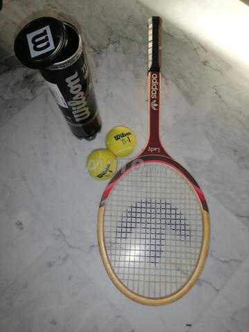 Raquette de tennis Adidas et balles de tennis. 